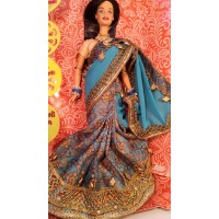 Барби индианка в сари цвета морской волны с украшениями.
